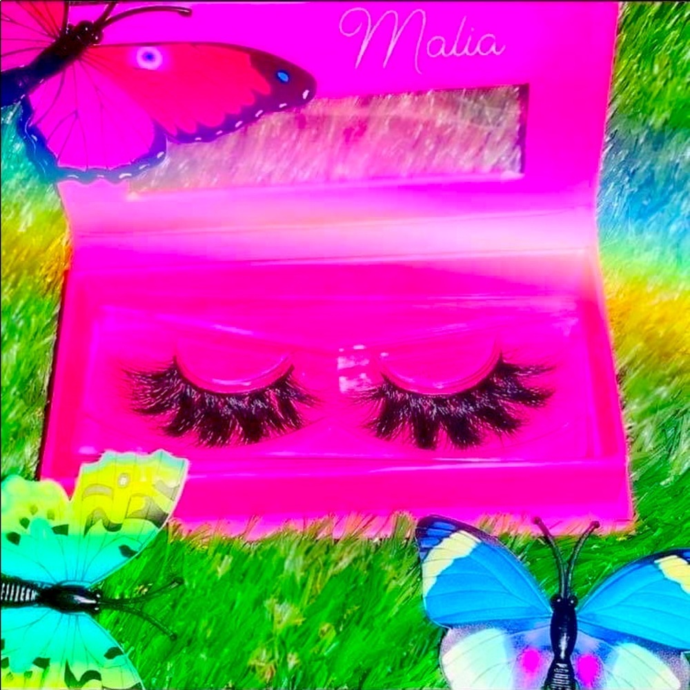 Malia Lashes 100% mink comes with lash box, lash applicator & brush
